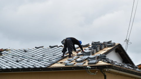 屋根の葺き替え工事はいつ行なうべき？